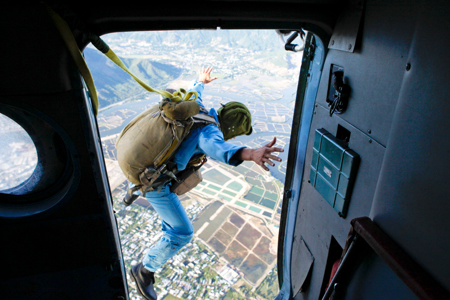 Cận cảnh lính không quân diễn tập nhảy dù