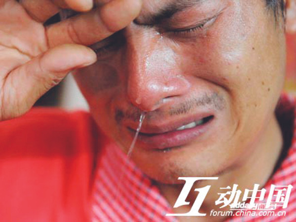 Những giọt nước mắt ân hận trên mặt người chồng đớn hèn.