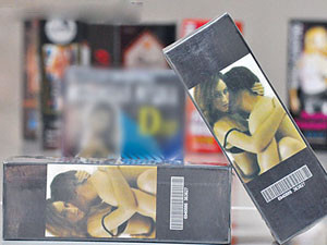 ‘Nước hoa kích dục’ rộn ràng chợ vùng biên