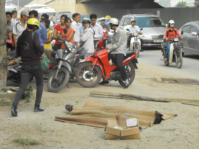 Nam thanh niên nằm chết bên lề đường