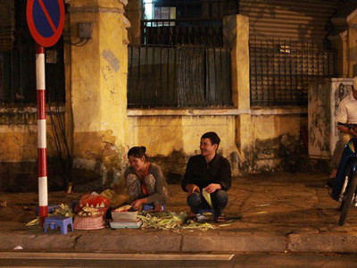 Bán ngô, khoai nướng kiếm nửa triệu một đêm