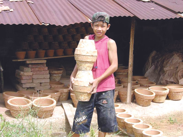 'Bán' con trẻ làm lao động khổ sai