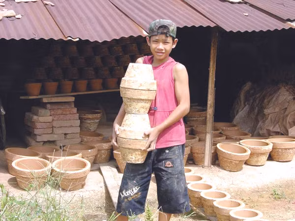 'Bán' con trẻ làm lao động khổ sai