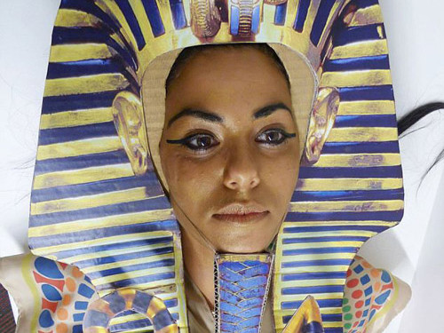 Cô gái thay đồ suốt 365 ngày giả nhân vật nổi tiếng