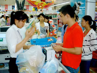 Khách mua hàng Việt Nam khuyến mãi (Q.3, TPHCM)