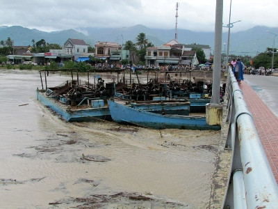Sáu sà lan mắc kẹt gầm cầu