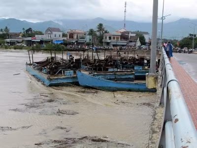 Sáu sà lan mắc kẹt gầm cầu