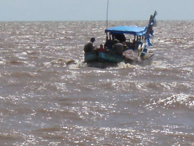 Bị tàu lạ đâm chìm tàu, 5 ngư dân mất tích