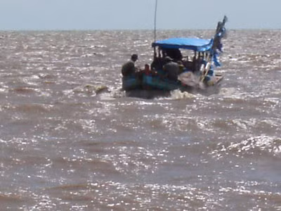 Bị tàu lạ đâm chìm tàu, 5 ngư dân mất tích