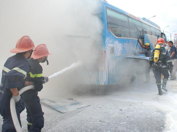 Xe khách bốc cháy khi đang chạy