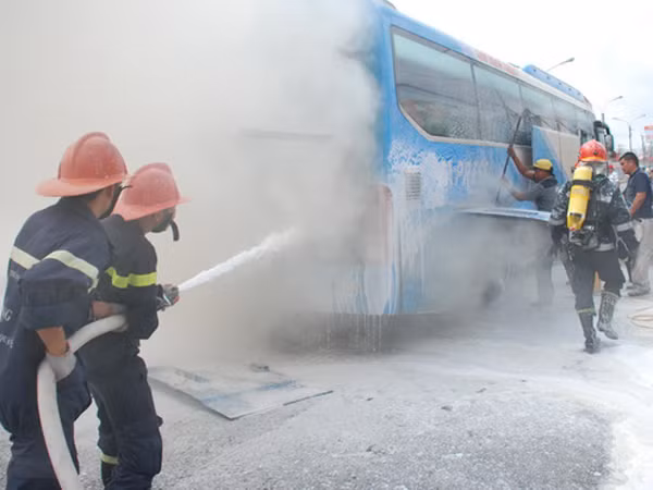 Xe khách bốc cháy khi đang chạy