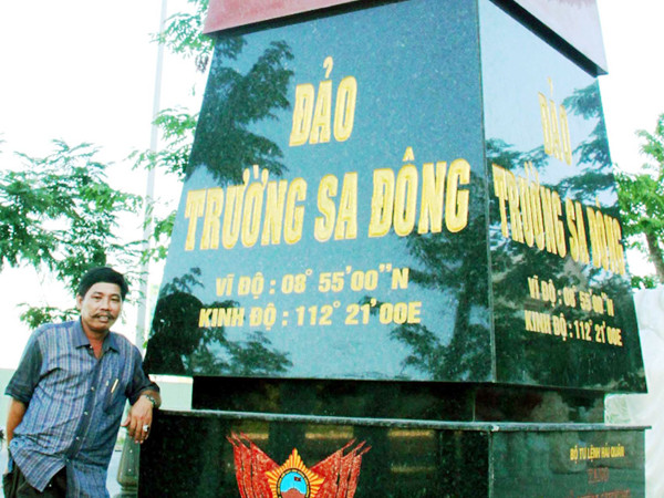 Dựng cột mốc Trường Sa trước cửa nhà
