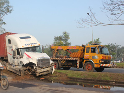 Container tông nát ô tô 7 chỗ, năm người thoát chết trong gang tấc