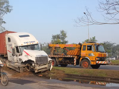 Container tông nát ô tô 7 chỗ, năm người thoát chết trong gang tấc