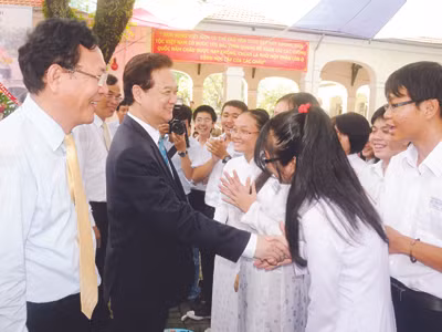 Dạy chữ gắn với dạy người