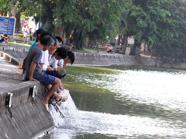 Người dân Thủ đô khốn khổ vì nắng nóng