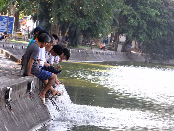 Người dân Thủ đô khốn khổ vì nắng nóng