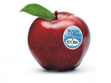 Dán nhãn mác lên trái cây để loại bỏ chất độc