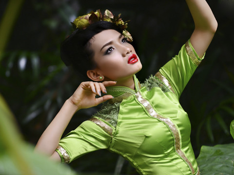 Mẫu teen Ngọc Quý đằm thắm với áo dài