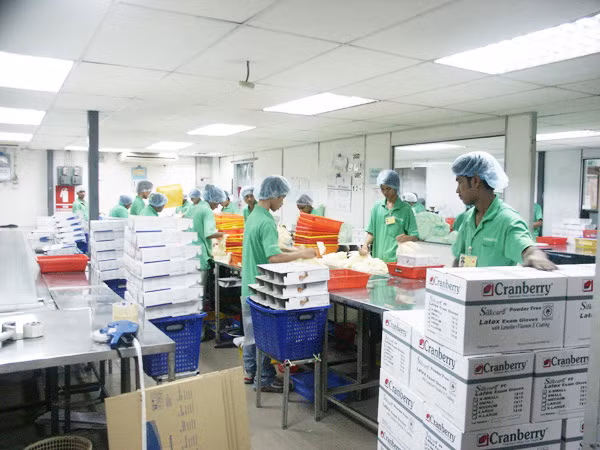 Cty XKLĐ Việt Nam không có đại diện tại Ảrập Xê-út nên khi xảy ra sự cố, người lao động không biết kêu ai. (Trong ảnh: Lao động Việt Nam làm việc tại một nhà máy ở Ảrập Xê-út). Ảnh: Đức An