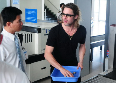 Brad Pitt rời Côn Đảo, một mình đi Hàn Quốc