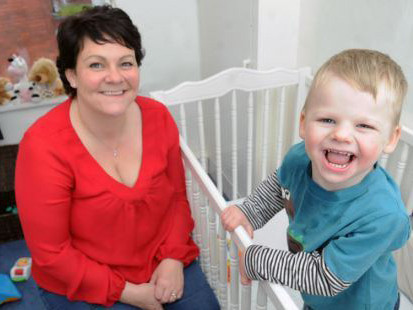 Cậu bé mắc bệnh cười cả đời không dứt