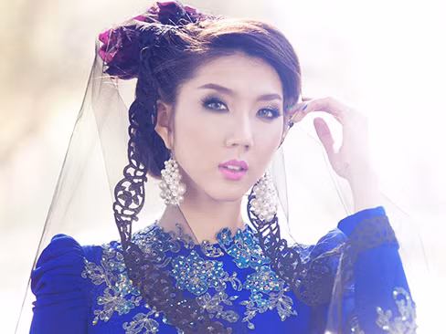 Ngọc Quyên làm cô dâu cá tính với khăn voan đen