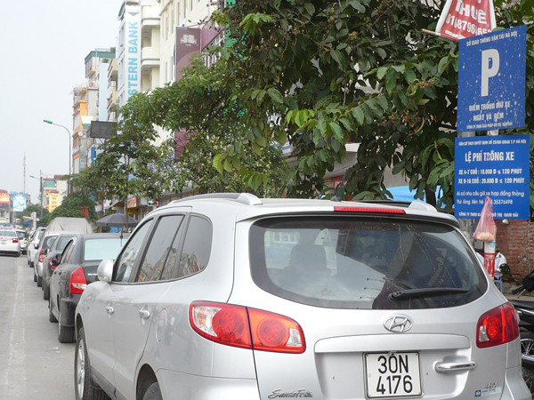 Ô tô, xe máy vẫn lấn nhau