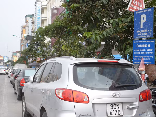 Ô tô, xe máy vẫn lấn nhau