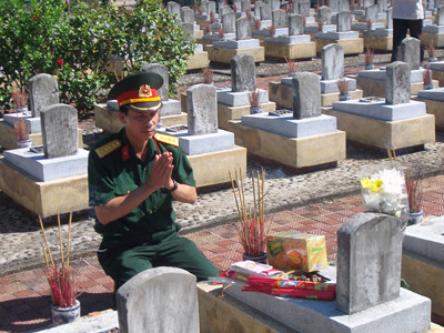 Dâng hương, hoa tại nghĩa trang Trường Sơn