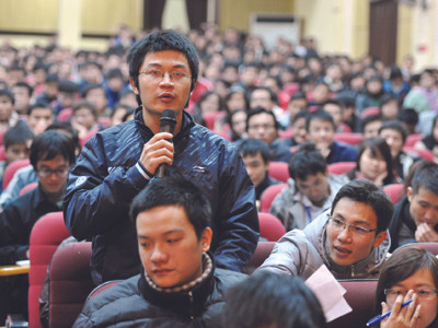 Hội trường chật kín sinh viên nghe CEO chia sẻ bí quyết thành công