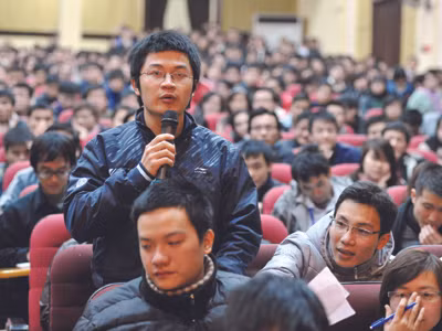 Hội trường chật kín sinh viên nghe CEO chia sẻ bí quyết thành công