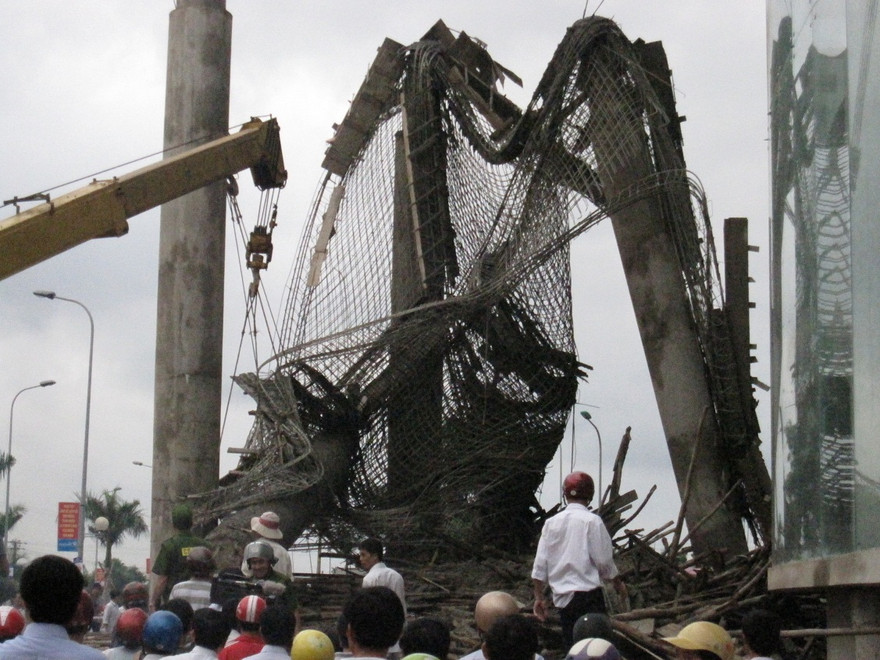 Sập sảnh khách sạn, gần 10 người thương vong