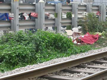 Một thanh niên tự nằm cho tàu cán chết