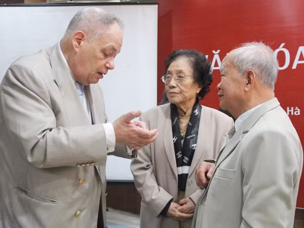 Hai ông Tây nhận giải Phan Châu Trinh