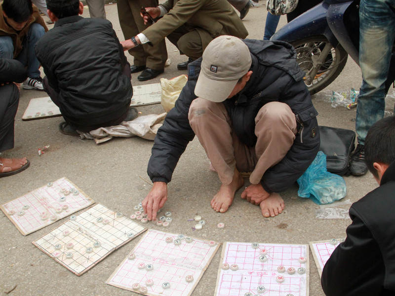 Hội Lim vẫn đậm mùa dịch vụ ăn theo, đỏ đen