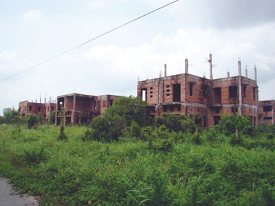 Những căn biệt thự xây thô bị bỏ hoang ở Nhơn Trạch Ảnh: Đ.M