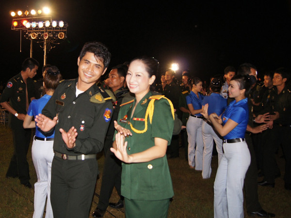 Cùng múa Lâm Thôn