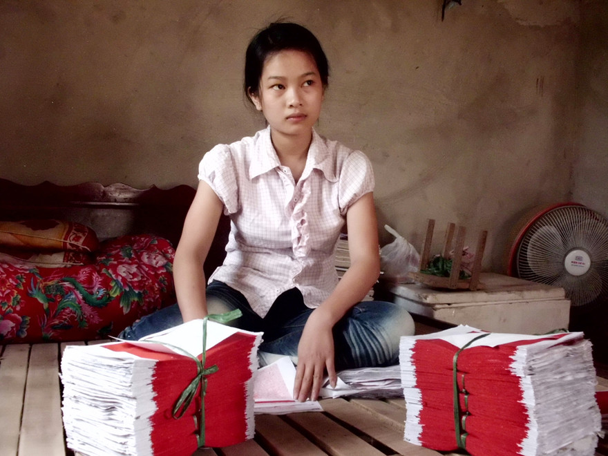 Nhàn gấp giấy vàng kiếm sống	Ảnh: Nguyễn Sáng