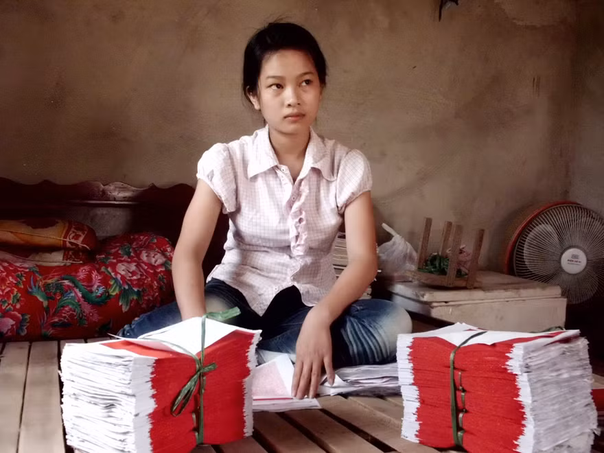 Nhàn gấp giấy vàng kiếm sống	Ảnh: Nguyễn Sáng