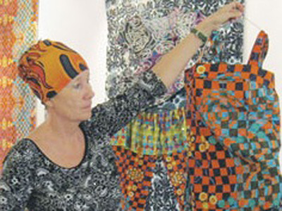 Bà họa sĩ Phần Lan đi xe đạp, thích bún chả