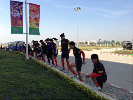 Tuyển Việt Nam rủ Lào đá tập