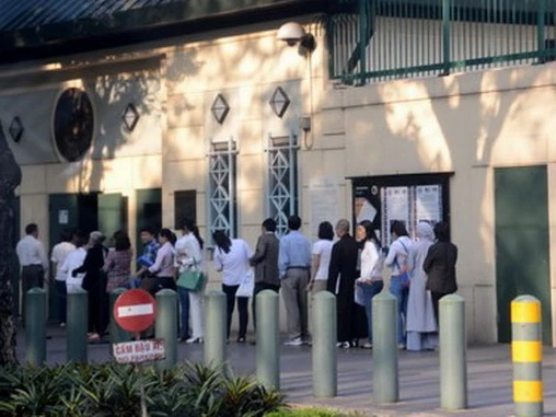 Bắt viên chức ngoại giao Mỹ tại TP.HCM 'bán' visa