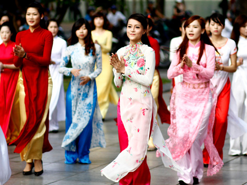 Thí sinh Imiss duyên dáng áo dài diễn flashmod