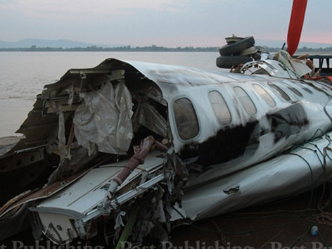 Vớt được nửa xác máy bay rơi ở Lào