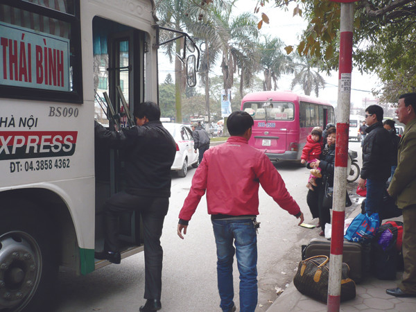 Lại tràn lan bến 'cóc', xe 'dù'