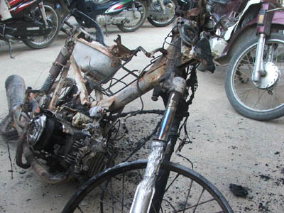 Nghi vợ ngoại tình, chồng đốt xe máy