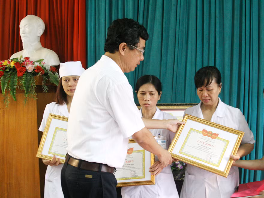 Người tố cáo 'nhân bản' khóc trong lễ khen thưởng