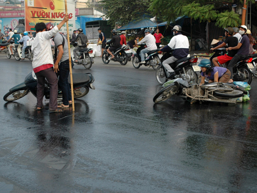 Dầu đổ ra đường, xe máy trượt ngã hàng loạt