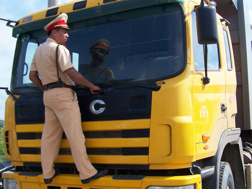 CSGT bám cần gạt nước xe tải, chặn tài xế say rượu